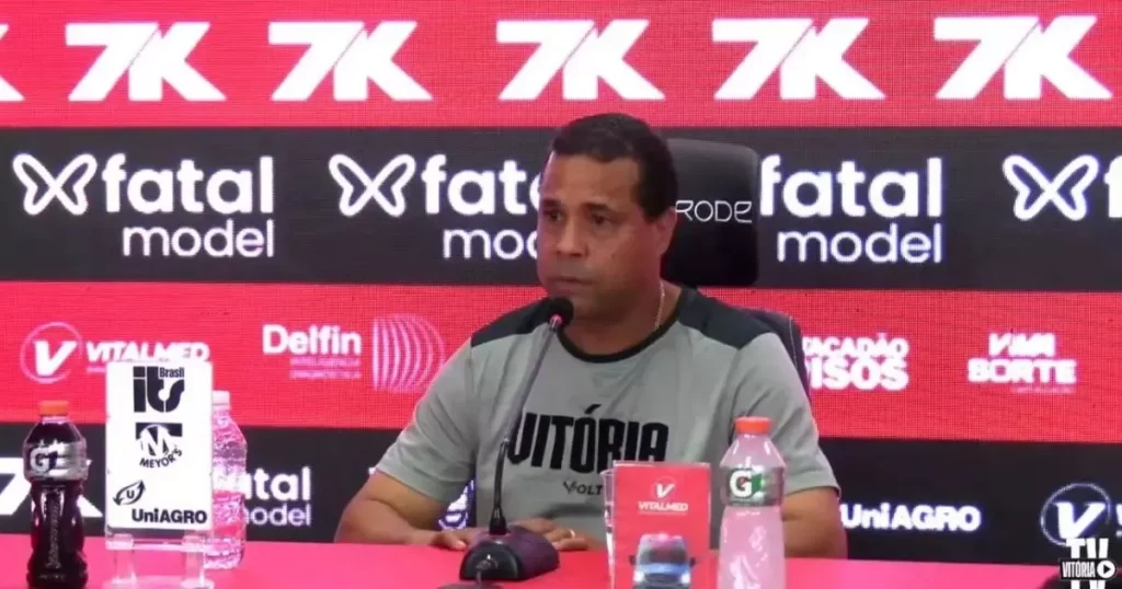 Rodrigo Chagas, do Vitória, foge da responsabilidade após expulsão de Dudu (Foto: Reprodução/TV Vitória)