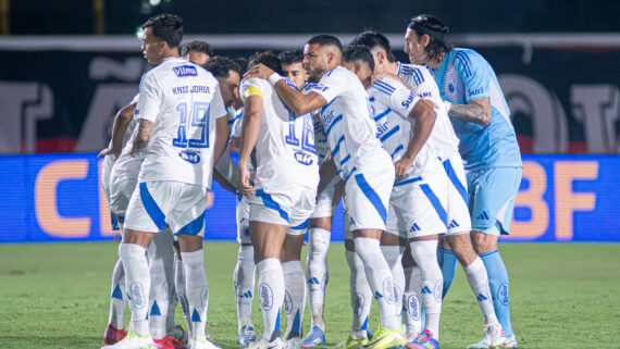 Time do Cruzeiro reunido antes de jogo contra o Vitória (foto: Celo Gil/Cruzeiro)