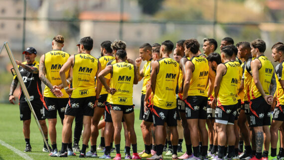 Jogadores do Atlético reunidos com Sampaoli durante treino na Cidade do Galo (foto: Pedro Souza/Atlético)