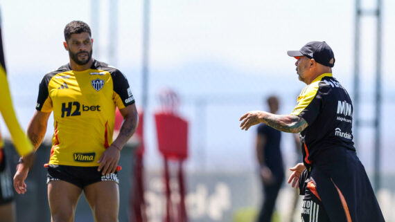 Sampaoli (à direita) dá orientações para Hulk (à esquerda) durante treino do Atlético na Cidade do Galo (4/9/2025) (foto: Paulo Henrique França/Atlético)