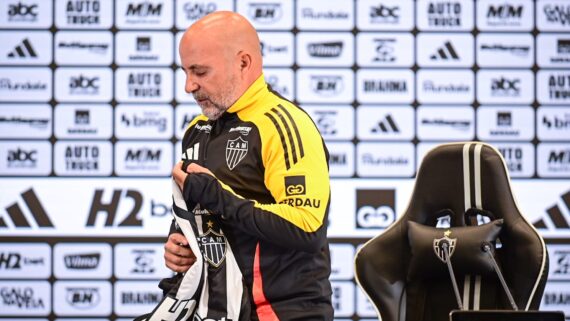 Sampaoli segura camisa do Atlético durante apresentação na Arena MRV (foto: Leandro Couri/EM/D.A Press)