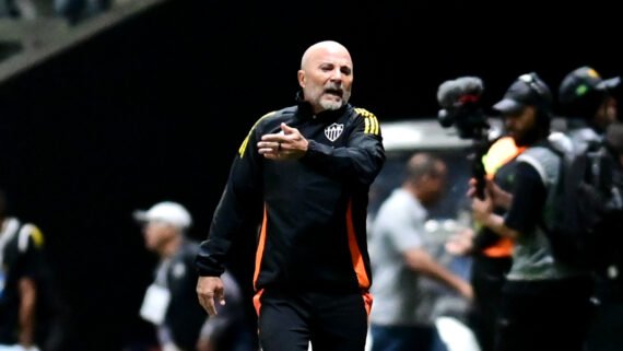 Jorge Sampaoli gesticula durante vitória do Atlético sobre o Mirassol na Arena MRV (foto: Leandro Couri/EM/D.A. Press)