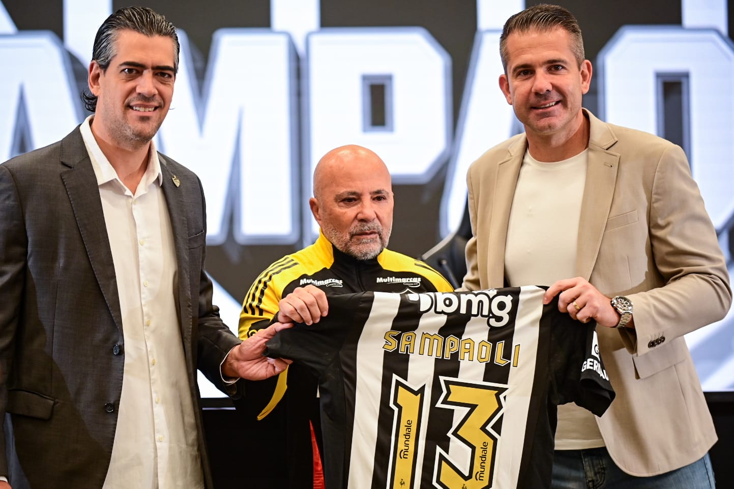 Bracks, Sampaoli e Victor na apresentação do treinador na Arena MRV - (foto: Leandro Couri/EM/D.A Press)