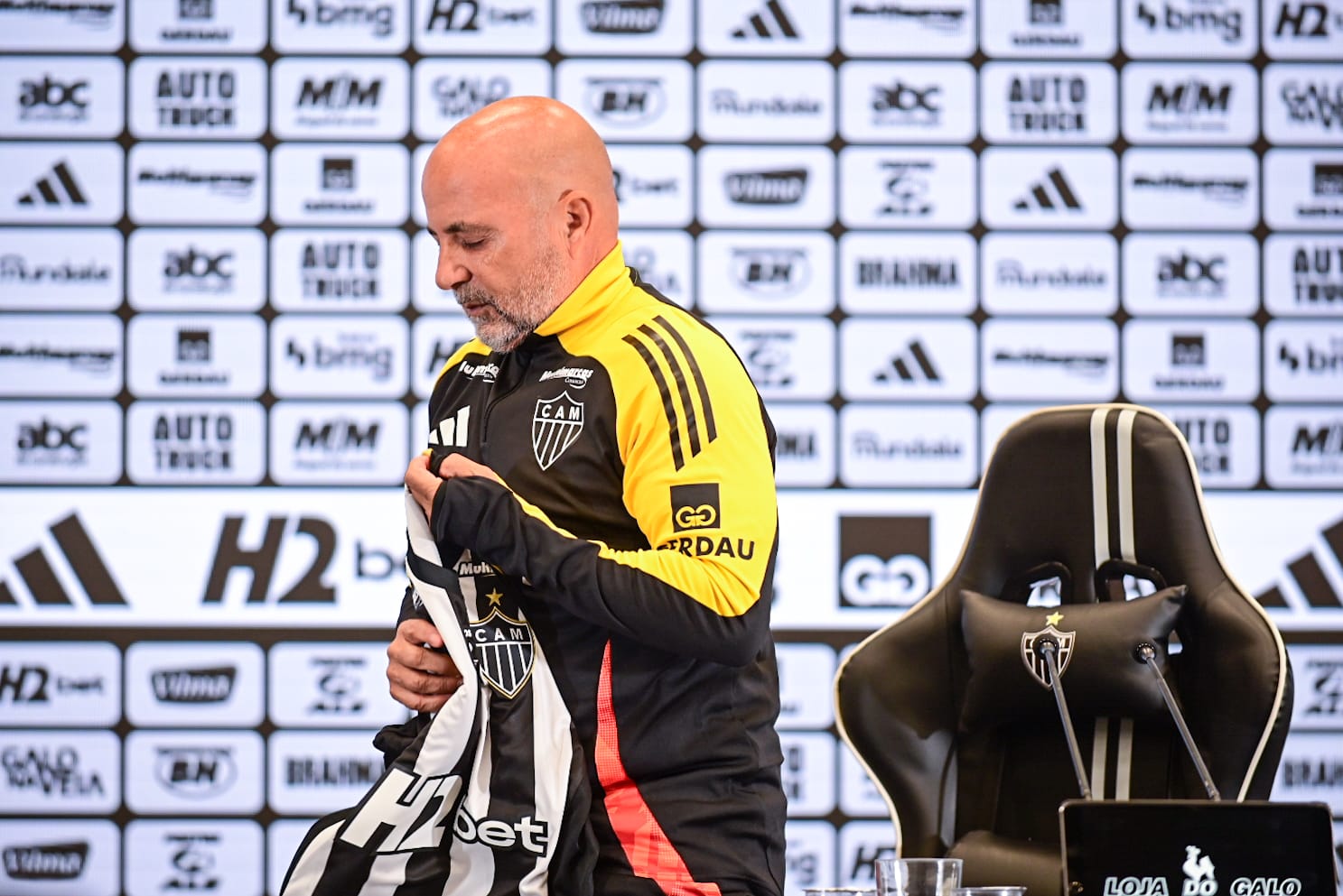 Sampaoli rebate críticas a comportamento no Atlético: ‘Não tem a ver com educação’