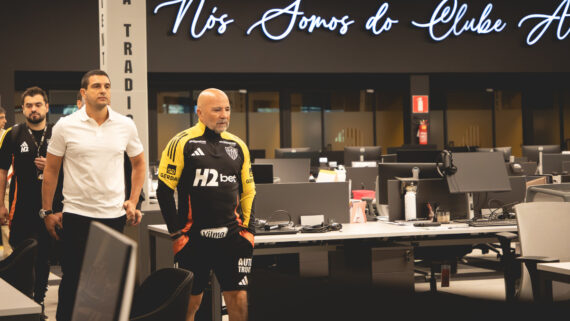 Sampaoli caminha pela nova sede administrativa do Atlético, na Arena MRV (foto: Pedro Souza/Atlético)