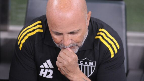 Jorge Sampaoli, técnico do Atlético, antes de clássico contra o Cruzeiro no Mineirão (foto: Alexandre Guzanshe/EM/D.A. Press)