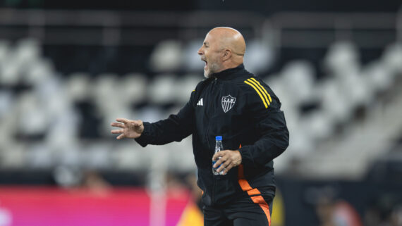 Sampaoli gesticula para time do Atlético durante jogo contra o Botafogo (foto: Pedro Souza/Atlético)