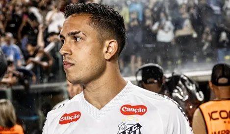 Santos: Mayke e Igor Vinícius disputam vaga na lateral direita