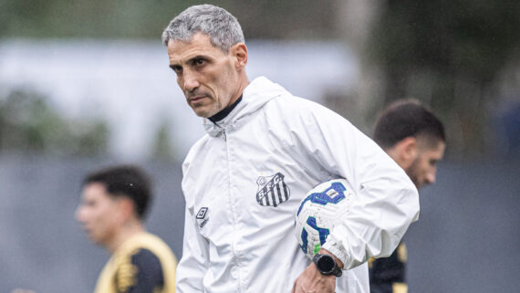 Vojvoda comanda treino do Santos (foto: Raul Baretta/ Santos FC)