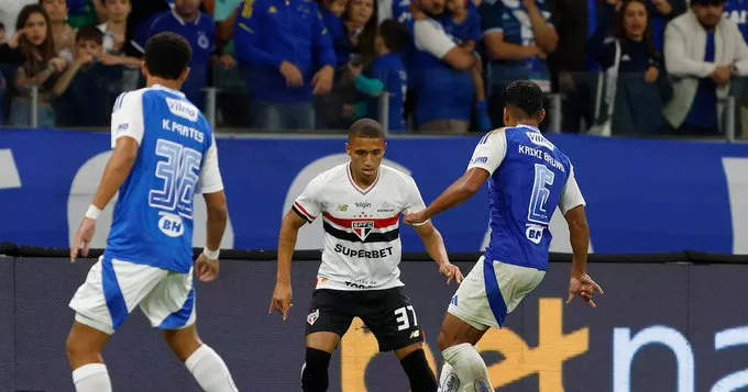 São Paulo encaminha saída de Henrique Carmo e chega a 5 vendas de garotos de Cotia em 2025