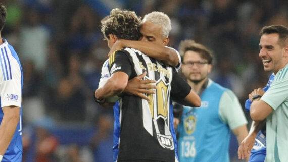 Gustavo Scarpa, de costas na imagem, abraça Matheus Pereira depois de clássico entre Atlético e Cruzeiro pela Copa do Brasil (foto: Alexandre Guzanshe/EM/D.A Press)