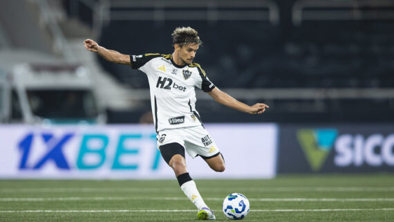 Gustavo Scarpa com a camisa branca do Atlético se prepara para chutar bola com o pé esquerdo (foto: Pedro Souza/Atlético)