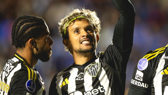 Gustavo Scarpa, meio-campista do Atlético, comemora gol de Vitor Hugo durante empate com o Bolívar pela Sul-Americana (foto: Pedro Souza/Atlético)