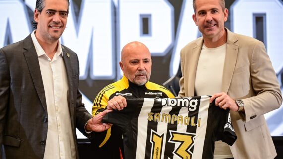 Bracks, Sampaoli e Victor na apresentação do treinador na Arena MRV (foto: Leandro Couri/EM/D.A Press)