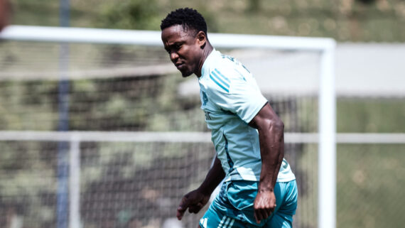 Sinisterra, atacante do Cruzeiro, em treinamento na Toca da Raposa 2 (foto: Gustavo Aleixo/Cruzeiro)