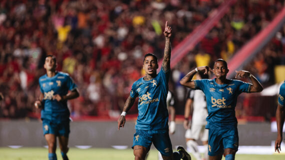 Matheusinho comemora gol pelo Sport contra o Corinthians (foto: Paulo Paiva/ Sport Recife)