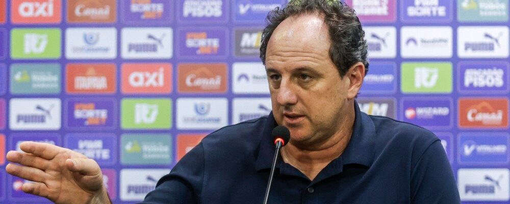 Técnico do Bahia, Ceni ironiza Abel: ‘Para o Palmeiras, é melhor o gramado ruim’