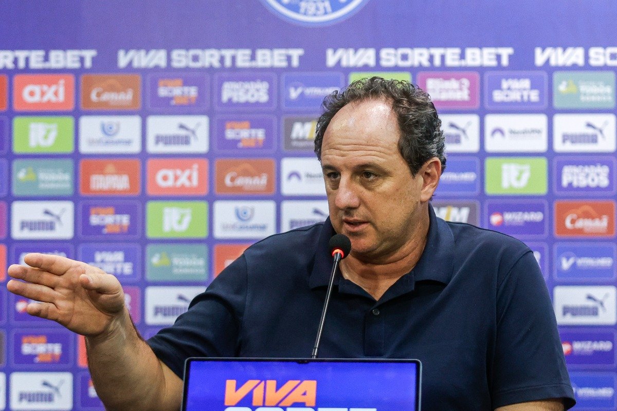 Técnico do Bahia, Ceni ironiza Abel: ‘Para o Palmeiras, é melhor o gramado ruim’