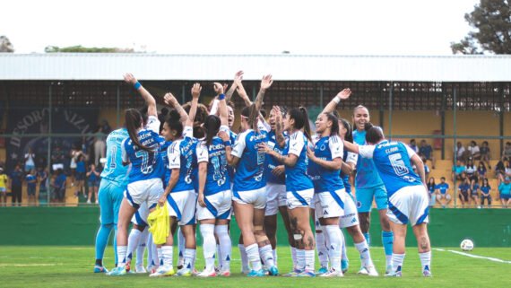 Jogadoras do Cruzeiro reunidas no gramado do Gregorão, em Contagem, antes de partida pelo Mineiro Feminino (foto: Gustavo Martins/Cruzeiro)