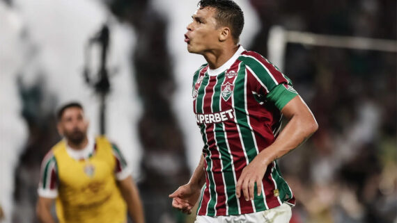 Thiago Silva celebra segundo gol do Fluminense contra o Bahia (foto: LUCAS MERÇON/FLUMINENSE)
