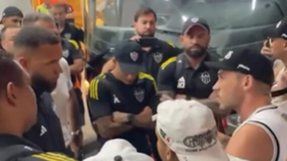 Torcedores protestam no desembarque do Atlético (foto: Reprodução)