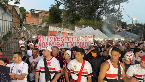 Torcedores do São Paulo durante protesto no Morumbis (foto: Marcelo Baseggio/Gazeta Esportiva)