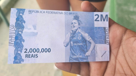 'Nota' de R$ 2 milhões com o rosto de Isabela Chagas, lateral-direita vendida pelo Cruzeiro ao PSG pelo valor mencionado (foto: Reprodução/Redes Sociais)