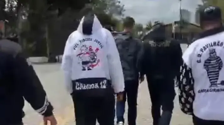 Torcidas organizadas vão ao CT do Corinthians conversar com o elenco