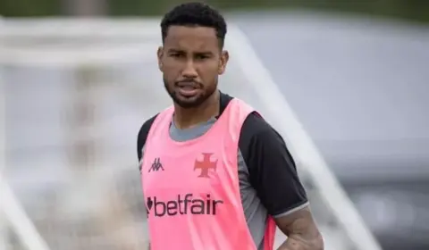 Vasco comunica lesão de Jair após triunfo sobre o Sport