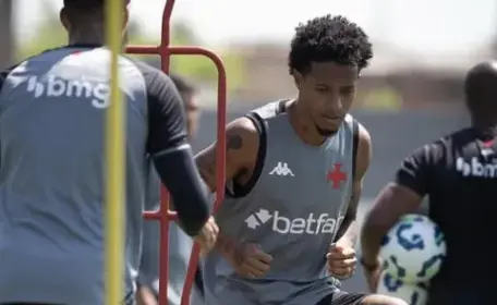 Vasco perde Barros, mas pode ter Tchê Tchê contra o Palmeiras