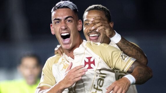 Jogadores do Vasco comemoram gol em São Januário (foto: Matheus Lima/Vasco)