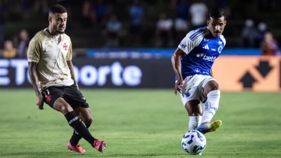 Phillipe Coutinho, meio-campista do Vasco, e Kaiki, lateral-esquerdo do Cruzeiro, em duelo no primeiro turno do Brasileiro (foto: Gustavo Aleixo/Cruzeiro)