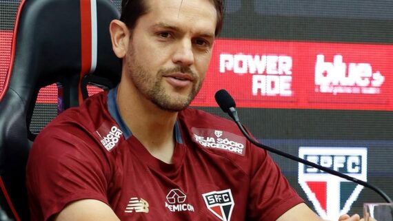 Jogador do São Paulo durante apresentação (foto: Rubens Chiri/São Paulo FC)