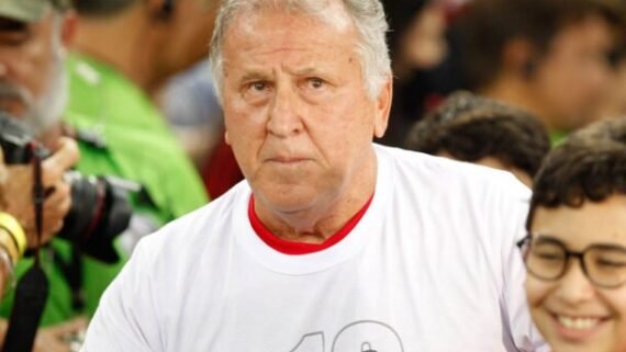 Zico em estádio (foto: Acervo CBF)