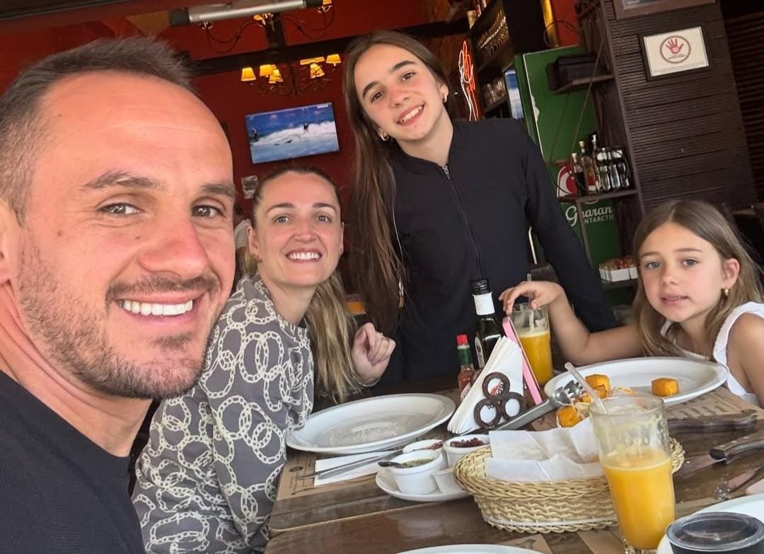 Lucas em momento de lazer com a esposa e filhas - (foto: Divulgação)