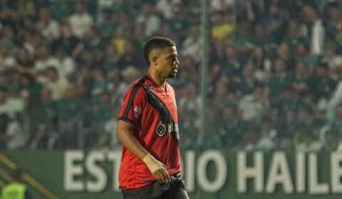 Jogador do Atlético dá caneta desconcertante na Série B; vídeo