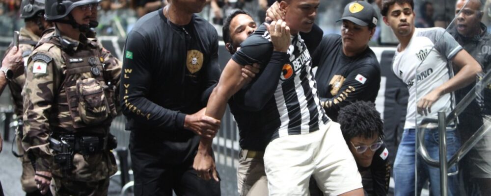 Torcedores do Atlético são retirados da Arena MRV durante duelo com Juventude