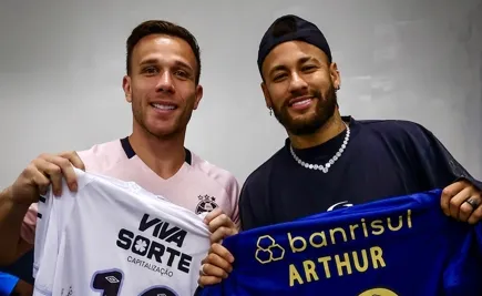 Neymar e Arthur trocam camisas após Santos x Grêmio na Vila Belmiro