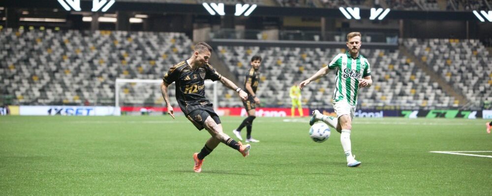 Ídolo do Atlético agarra chances e recebe elogios de Sampaoli: ‘Faz a diferença’