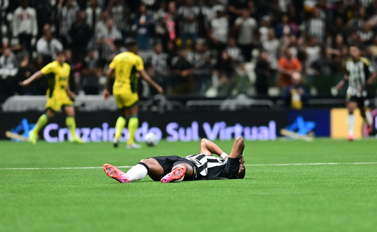 Júnior Santos se lamenta depois de lesão sofrida durante jogo do Atlético (foto: Leandro Couri/EM/D.A Press)