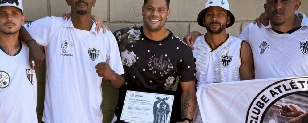 Organizada do Atlético faz homenagem a Hulk, que reage