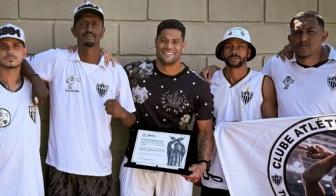 Organizada do Atlético faz homenagem a Hulk, que reage
