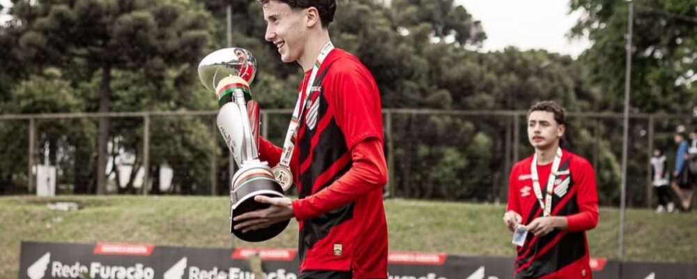 Rival do Atlético tem mentoria de Daniel Alves e pai de Endrick como agente