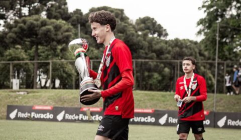 Rival do Atlético tem mentoria de Daniel Alves e pai de Endrick como agente