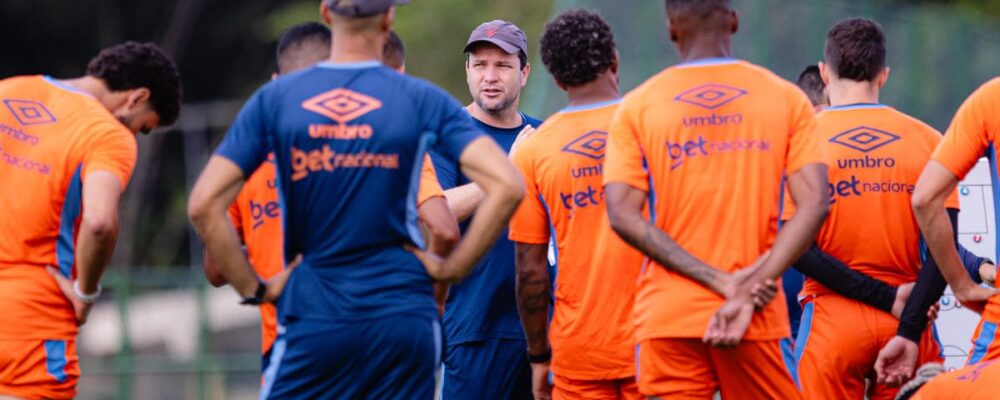 Meia desfalca treino do Sport antes de jogo com Cruzeiro; lateral é dúvida e dupla retorna