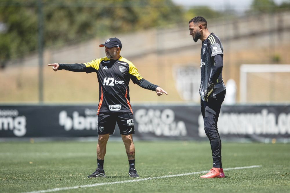 Sampaoli orienta Everson durante treino do Atlético na Cidade do Galo (3/10/2025) - (foto: Pedro Souza/Atlético)