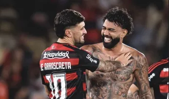 Gabigol reencontra torcida do Flamengo e ex-companheiros de clube no Maracanã