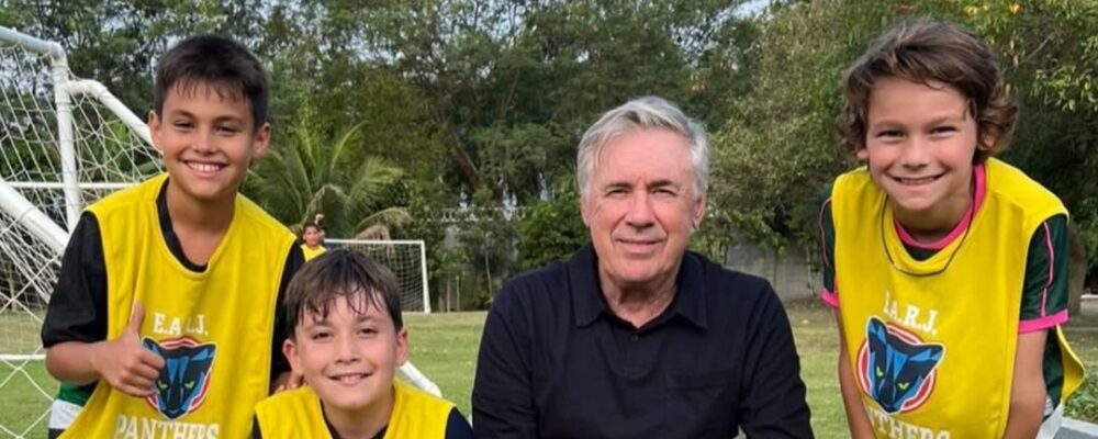 Filho de ex-camisa 10 do Cruzeiro se encontra com Ancelotti: ‘Copa de 2034’