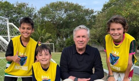 Filho de ex-camisa 10 do Cruzeiro se encontra com Ancelotti: ‘Copa de 2034’
