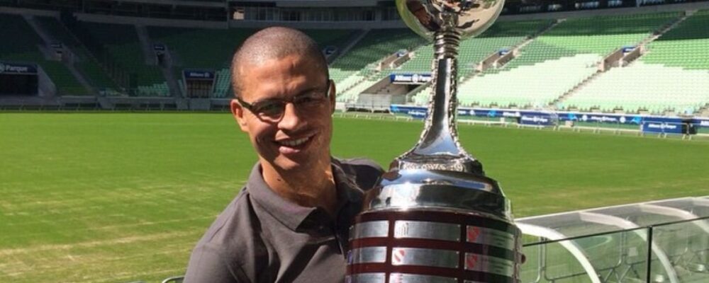 Filho de Alex, ídolo do Cruzeiro, é camisa 10 na base de clube campeão brasileiro